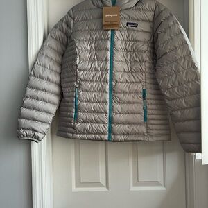Patagonia Women's Gray Sweater Puffer Jacket with Teal Accents Sz L NWT